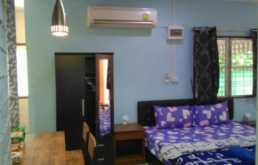 Studio with aircon n kitchen